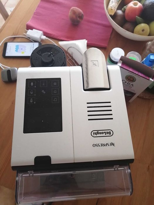 Máquina de café De'Longhi com pacotinhos de açúcar de brinde.