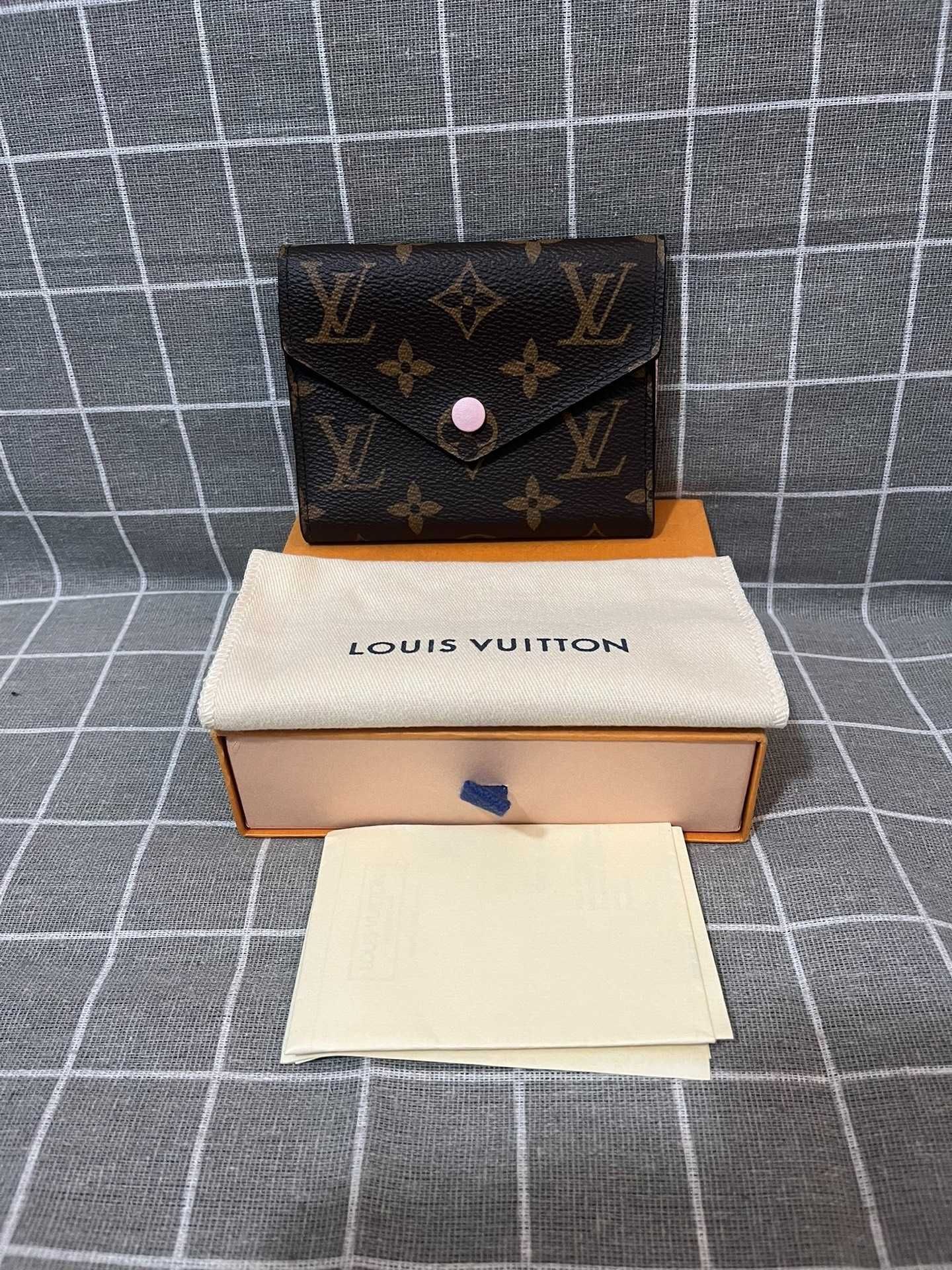 Nowe LV Louis Vuitton Victorine Mały portfel Różowy przycisk
