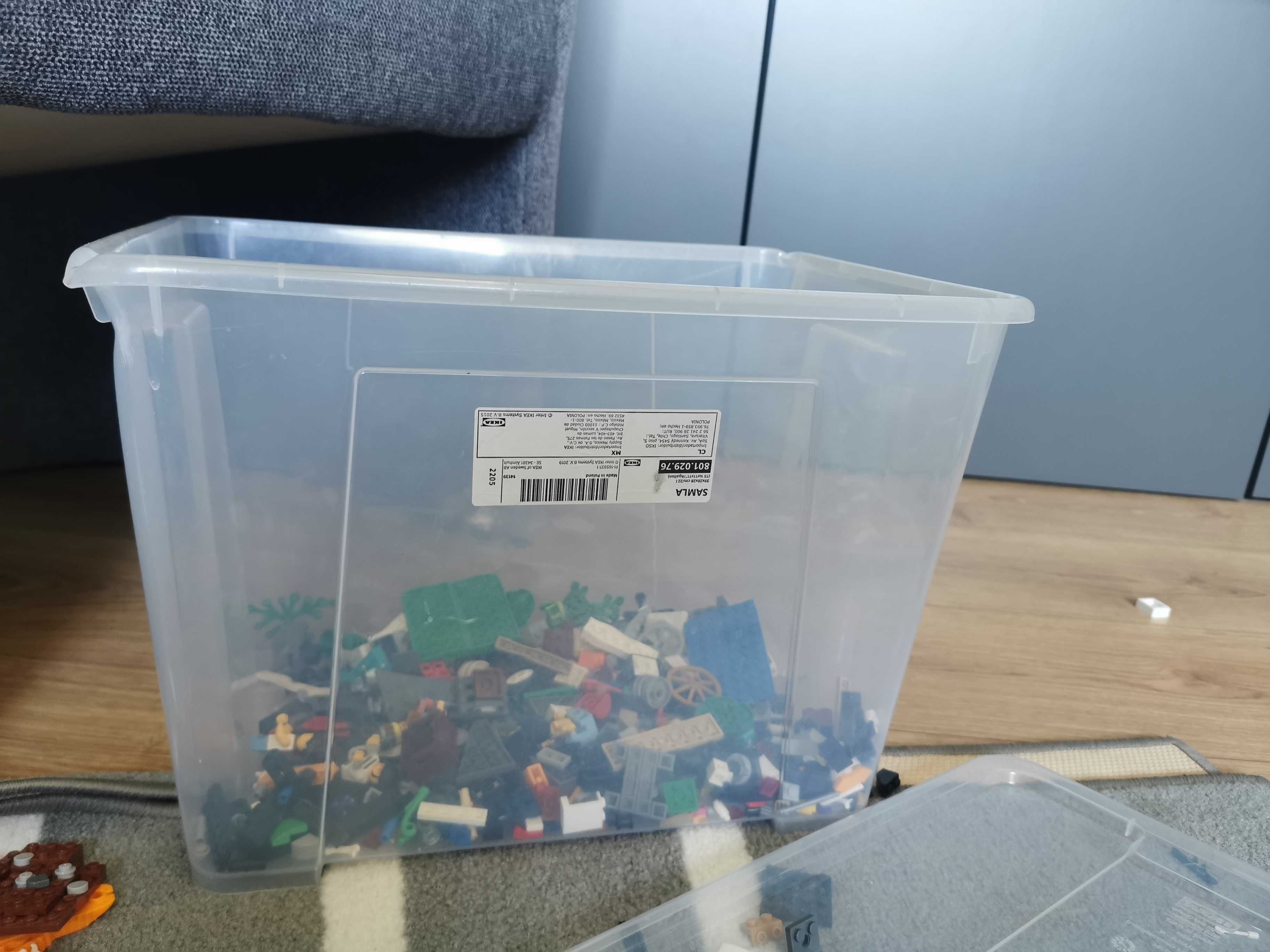 Pojemnik plastikowy uszkodzony