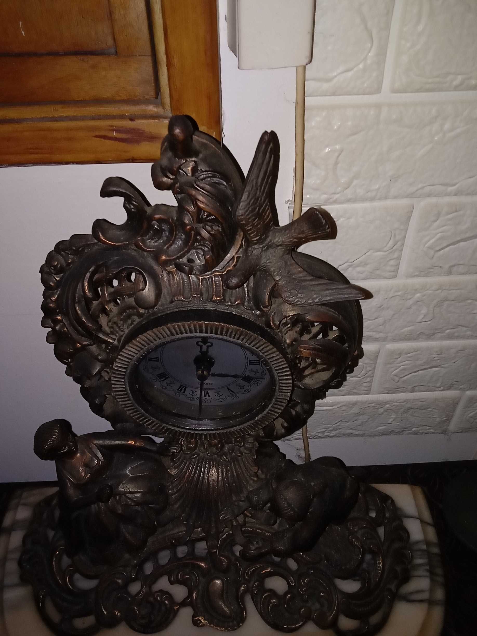 Relógio de bronze com pedra mármore antigo