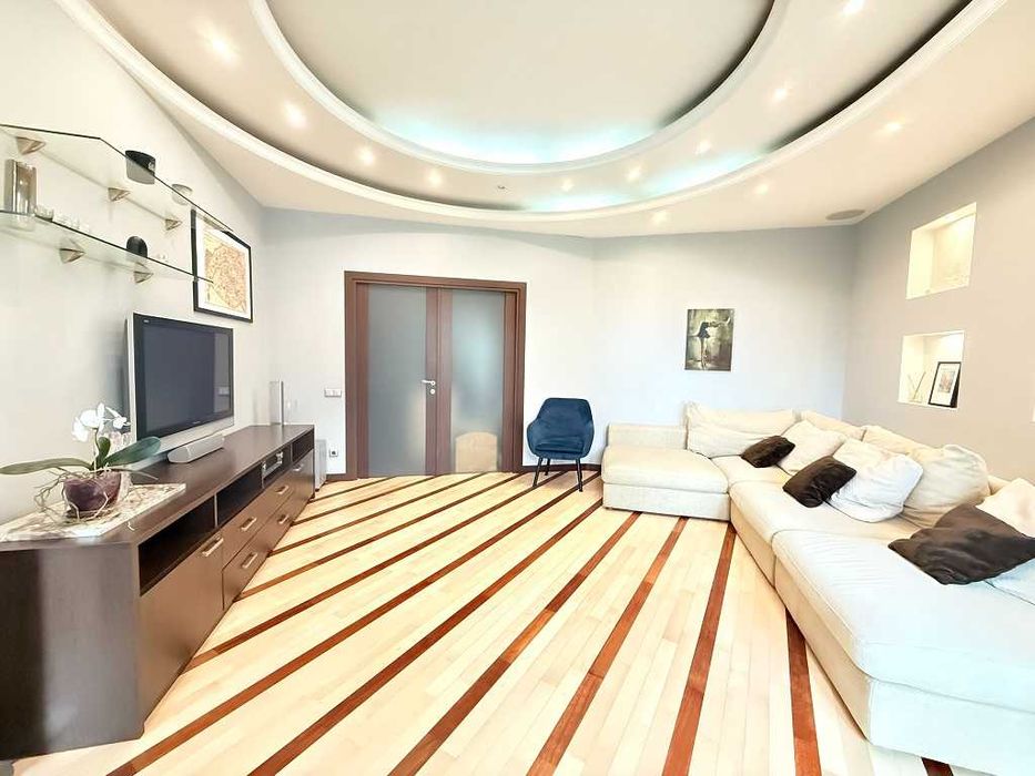 Чорновола 25, тиха, простора, затишна 2к, висота стелі 3м.