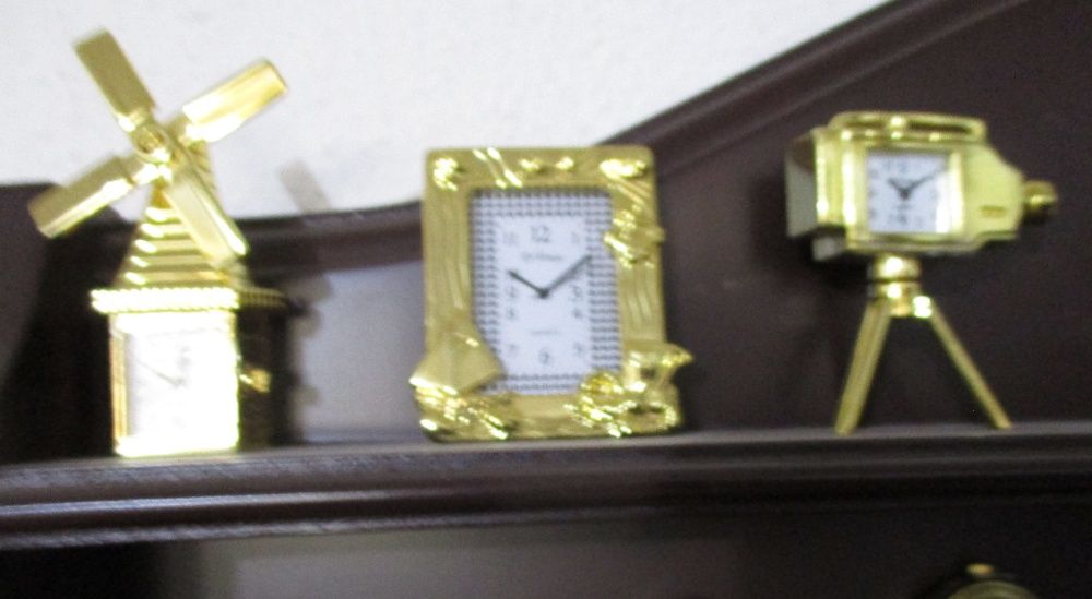 Relógios dourados a trabalhar - colecção