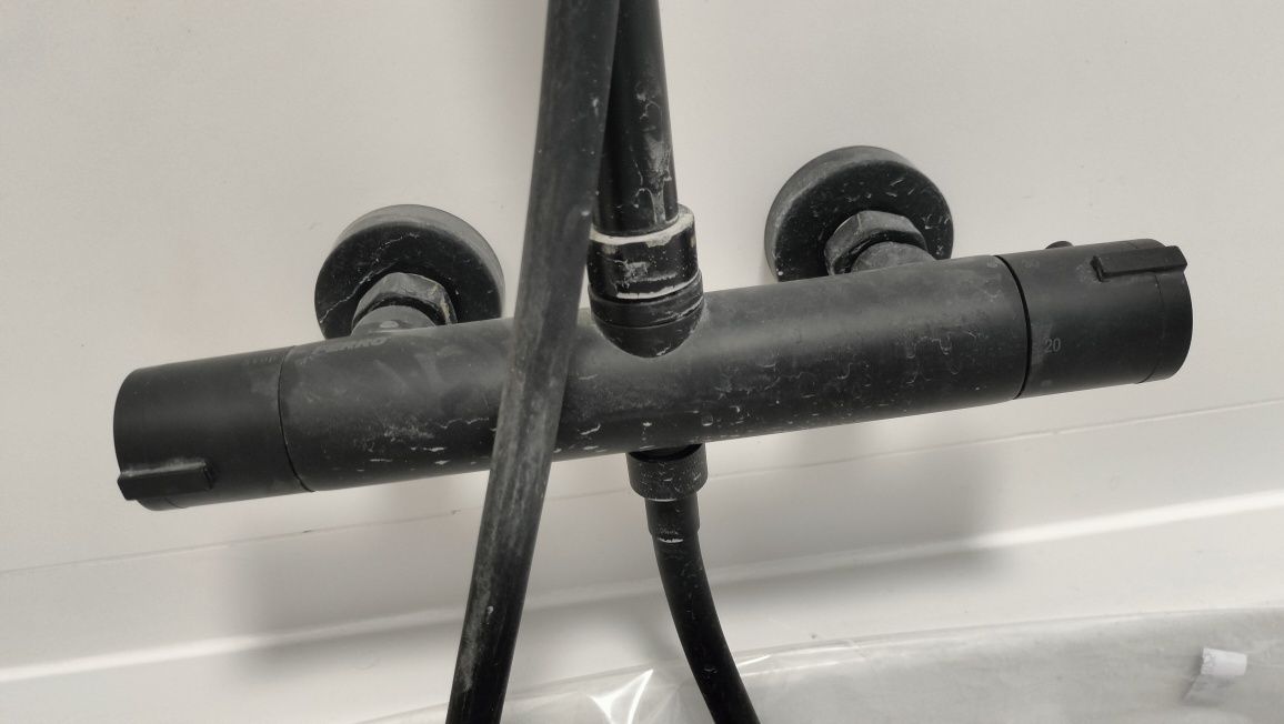 Zestaw natryskowy z baterią termostatyczną TREVI BLACK
Zest