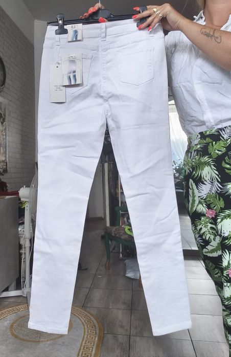 Biale bawelniane spodnie jeansowe z elastanem, uciagliwe, z guzikami