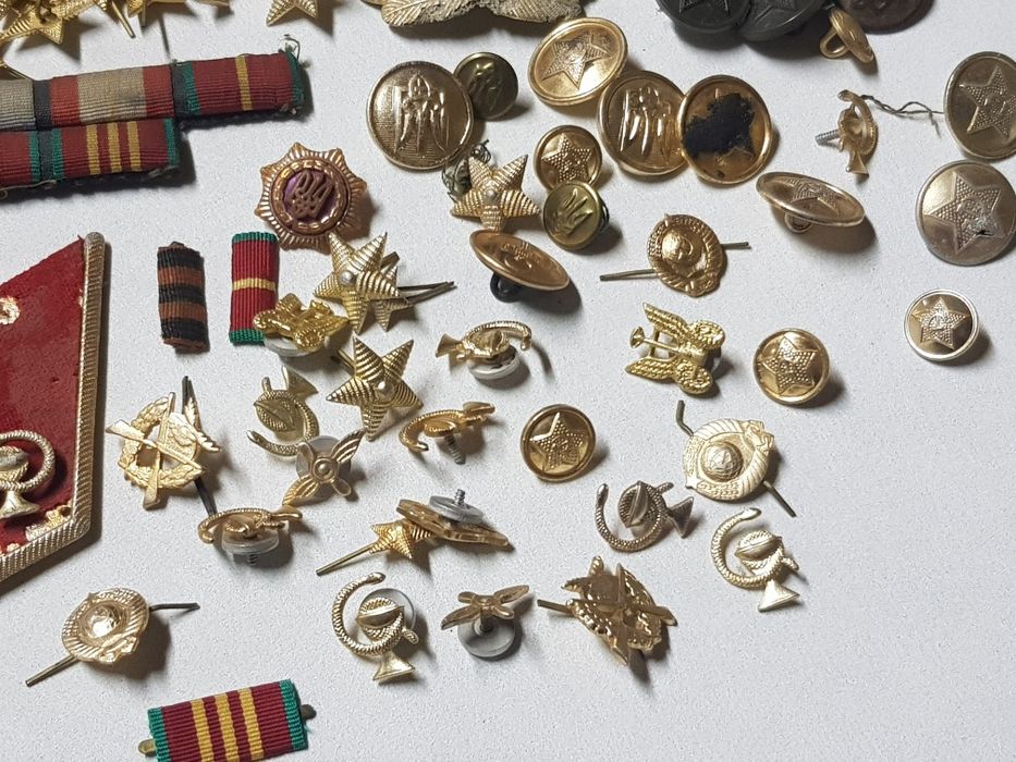 Погоны, пуговицы.
