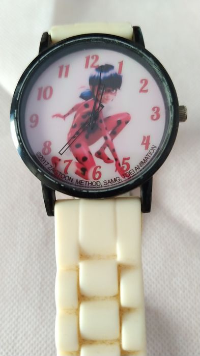 Vários relógios, adulto e criança