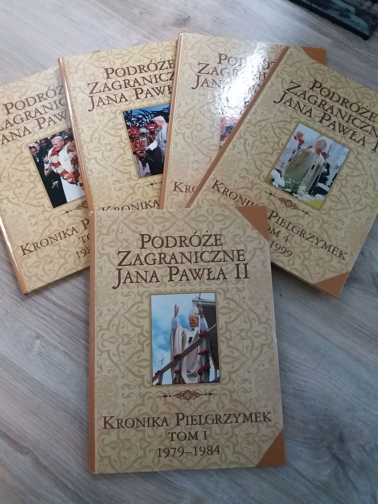 5 tomów-  Kronika pielgrzymek Jana Pawła II prezent-komunia