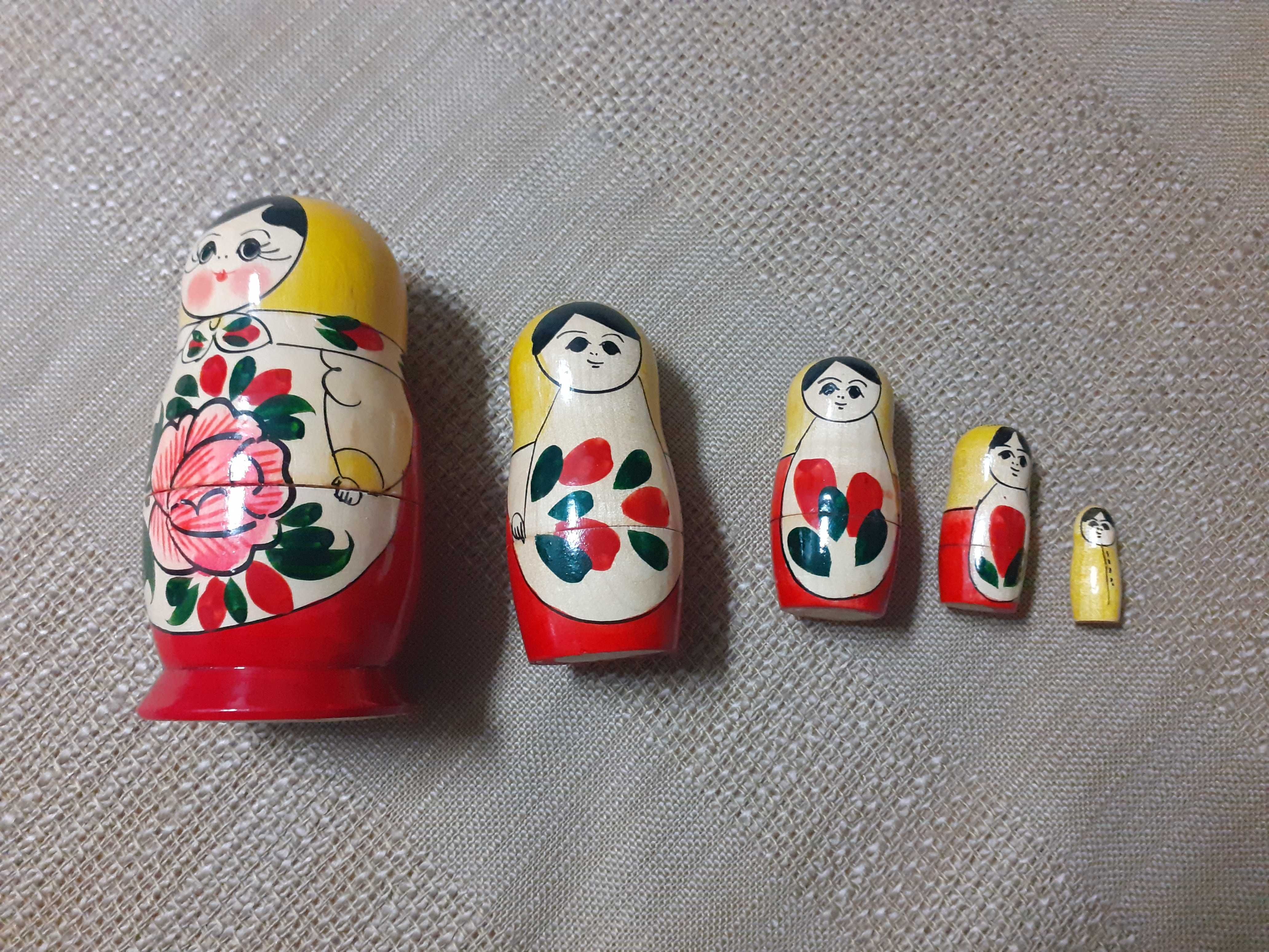 Boneca Matryoshka com 5 figuras (duas são um pouco perras ao fechar)