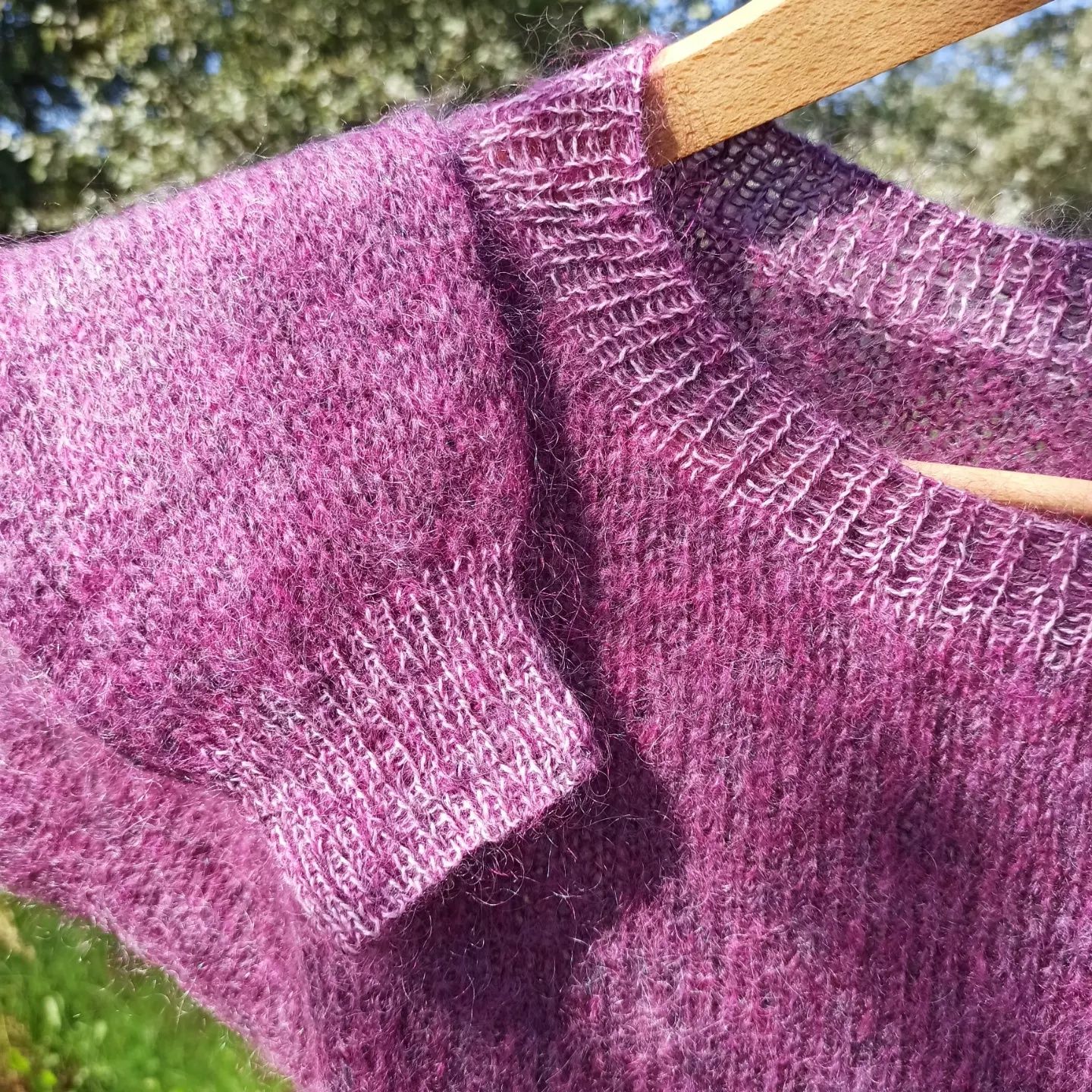 Sweter z moheru robiony na drutach