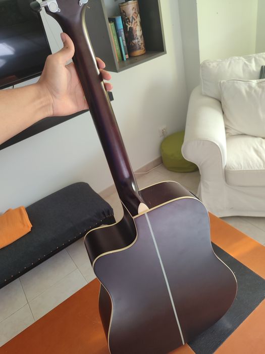 Guitarra acústica semi-eléctrica