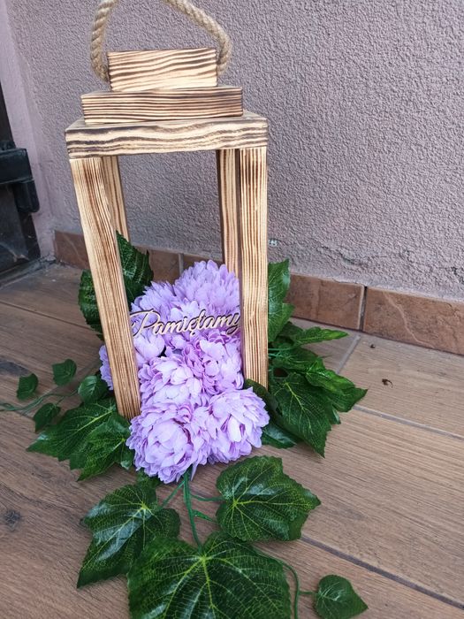 Lampion na cmentarz z chryzantemami