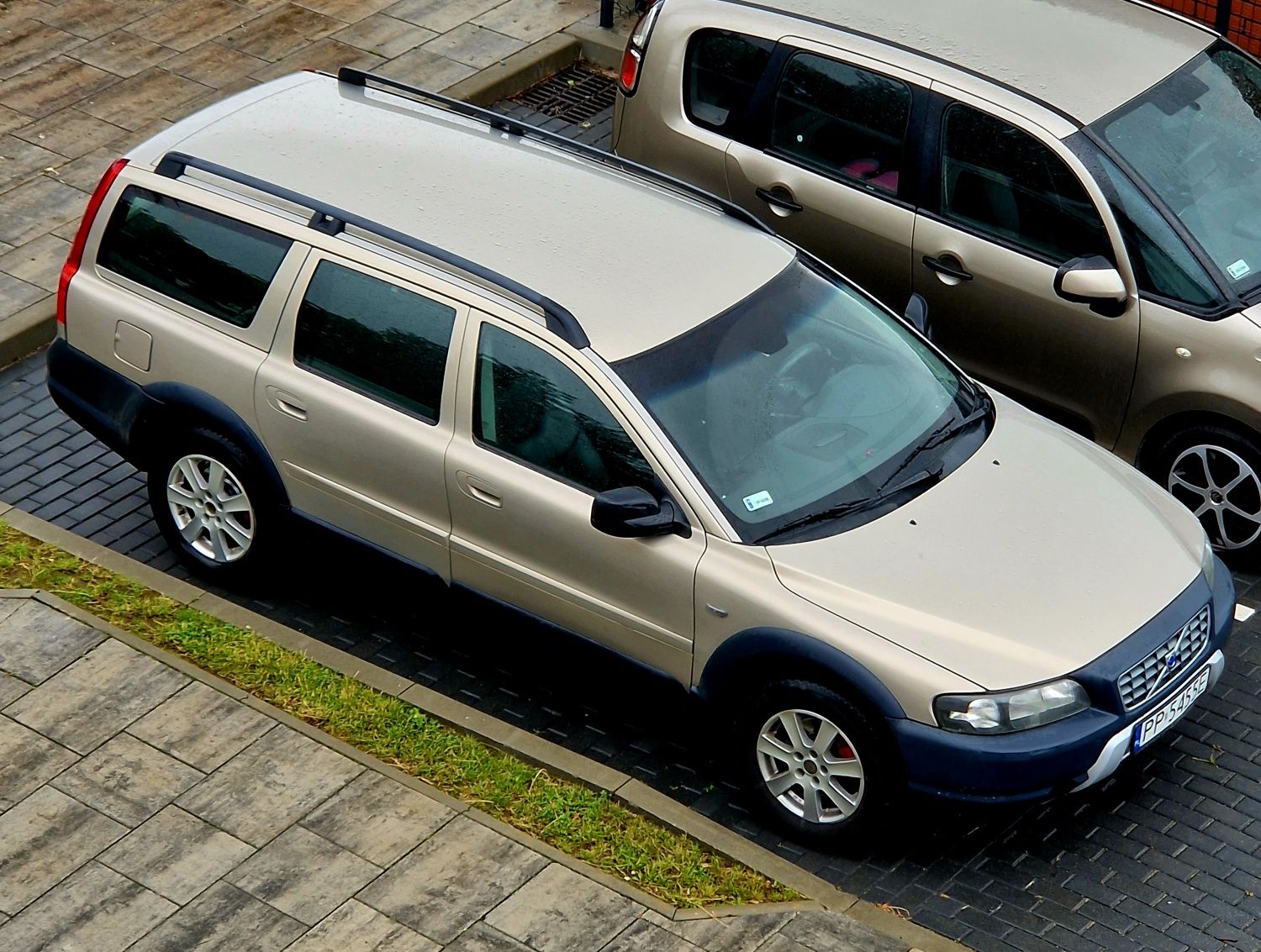 Volvo xc70 2.4 D5 nowe Opony  13 lat w rodzinie manualna 2004r 4x4