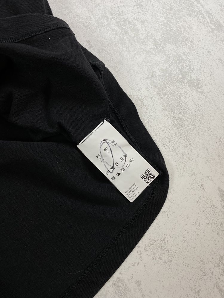 Елегантна простота: Чорна футболка Hugo Boss з білим логотипом