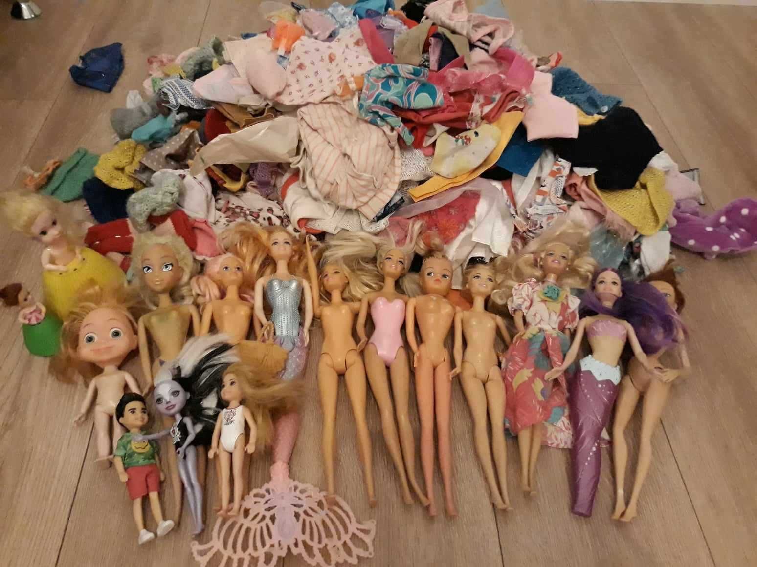 Lalki Barbie z torbą ubrań