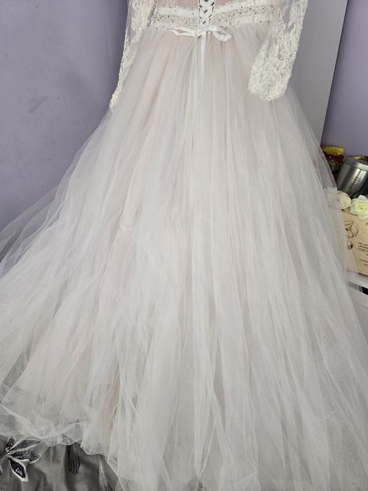 Biała Suknia ślubna z łososiowym gorsetem r.46