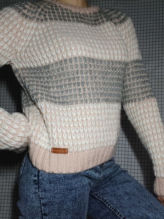 В'язаний светр трьох кольорів