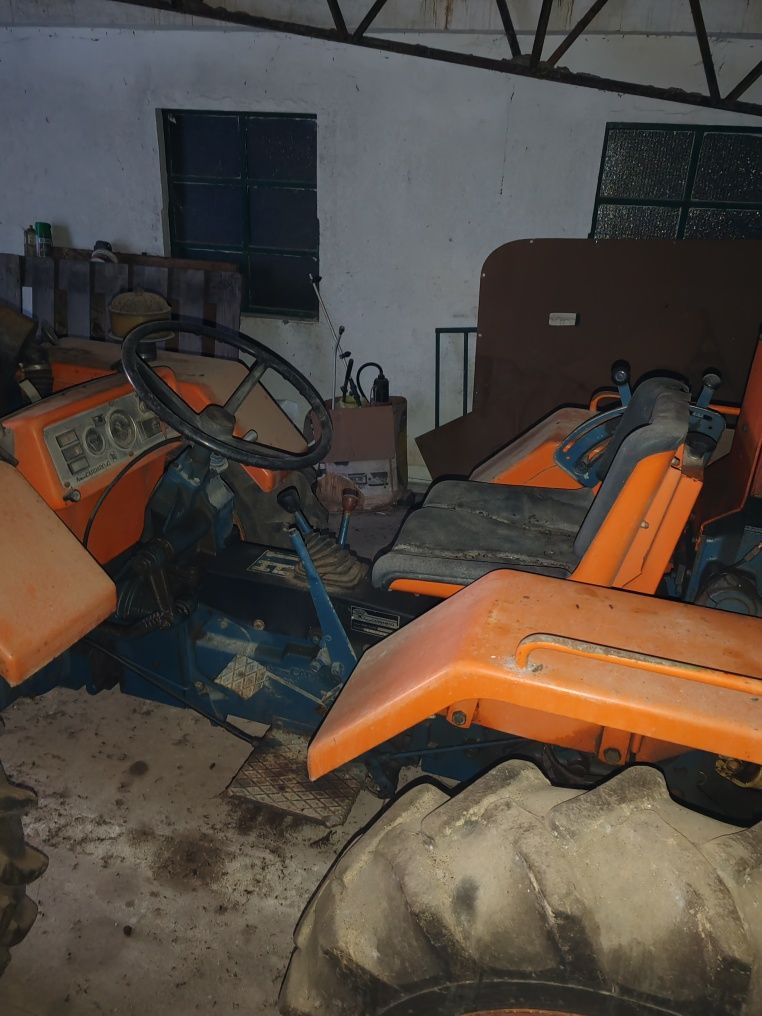 Trator e Pulverizador com barras