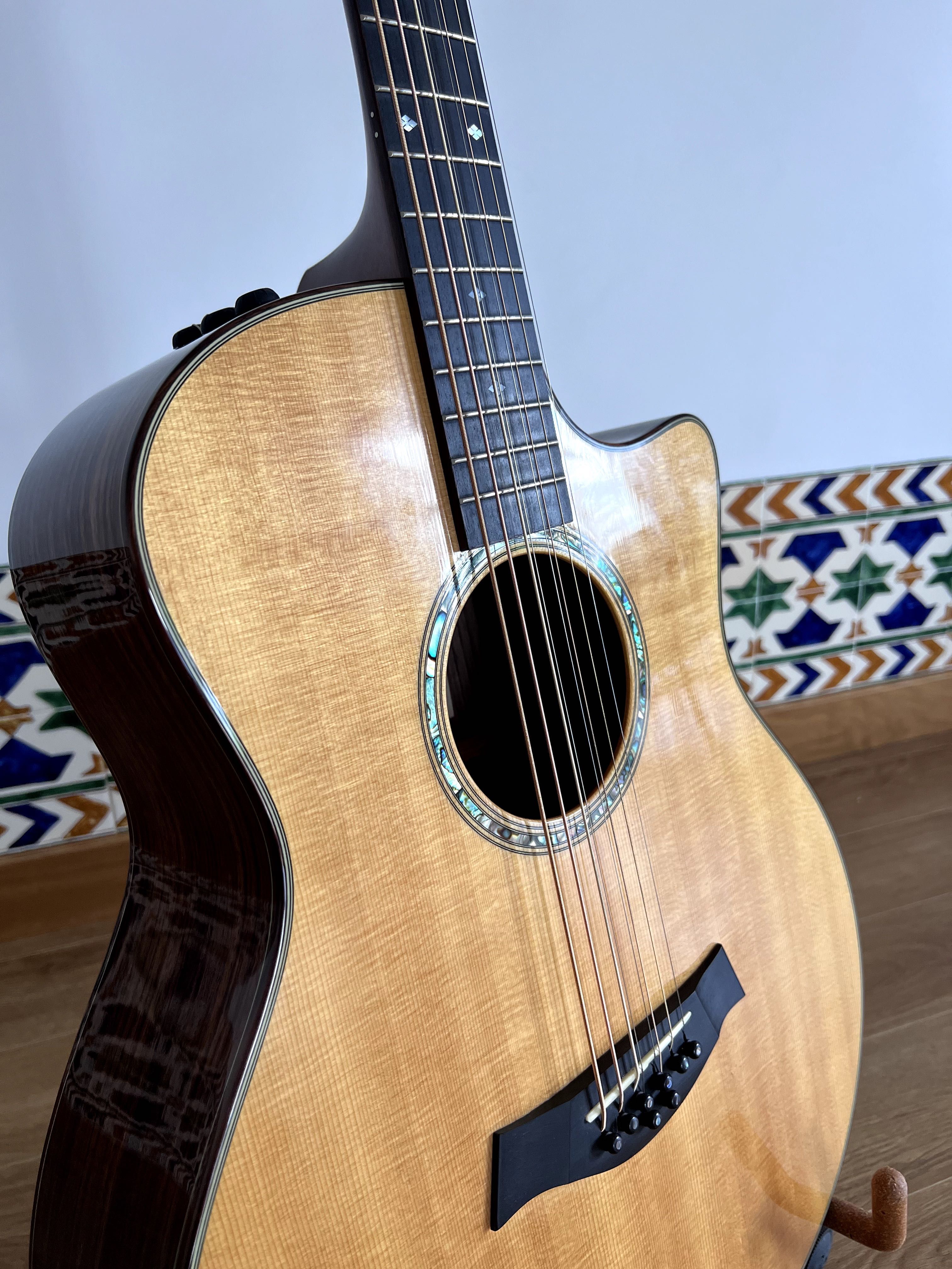 Taylor Custom Guitarra Barítono de 8 Cordas - Edição Especial