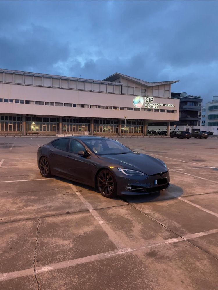 Tesla model S long range plus