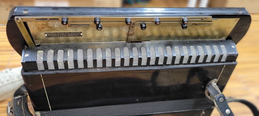 Acordeão acordeon Maugein Freres 4 vozes bronze