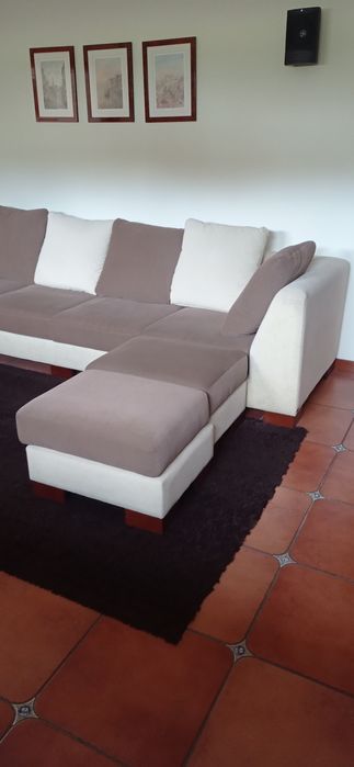 Sofá com cerca de 3,80 metros de comprimento. 4 lugares.