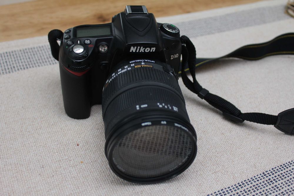 Nikon D90 i Sigma 18-200 mm f/3.5-6.3 HSM DSLR aparat fotograficzny