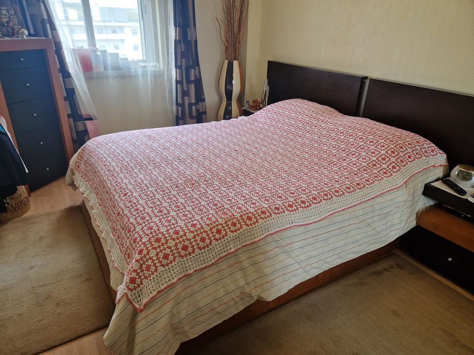 Colcha de crochê branca e rosa
