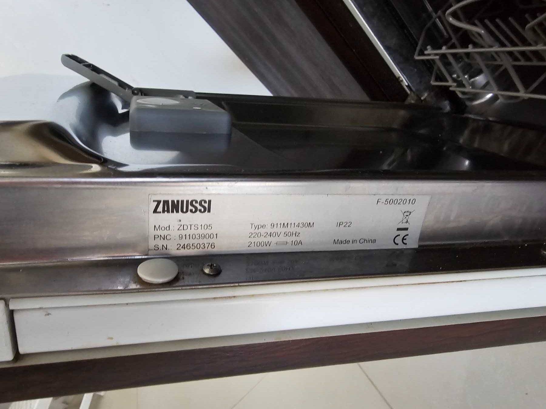 Вбудована ZANUSSI ZDTS 105 (45 см).  Посудомийна машина .