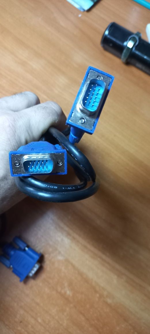 Два кабеля VGA для монитора