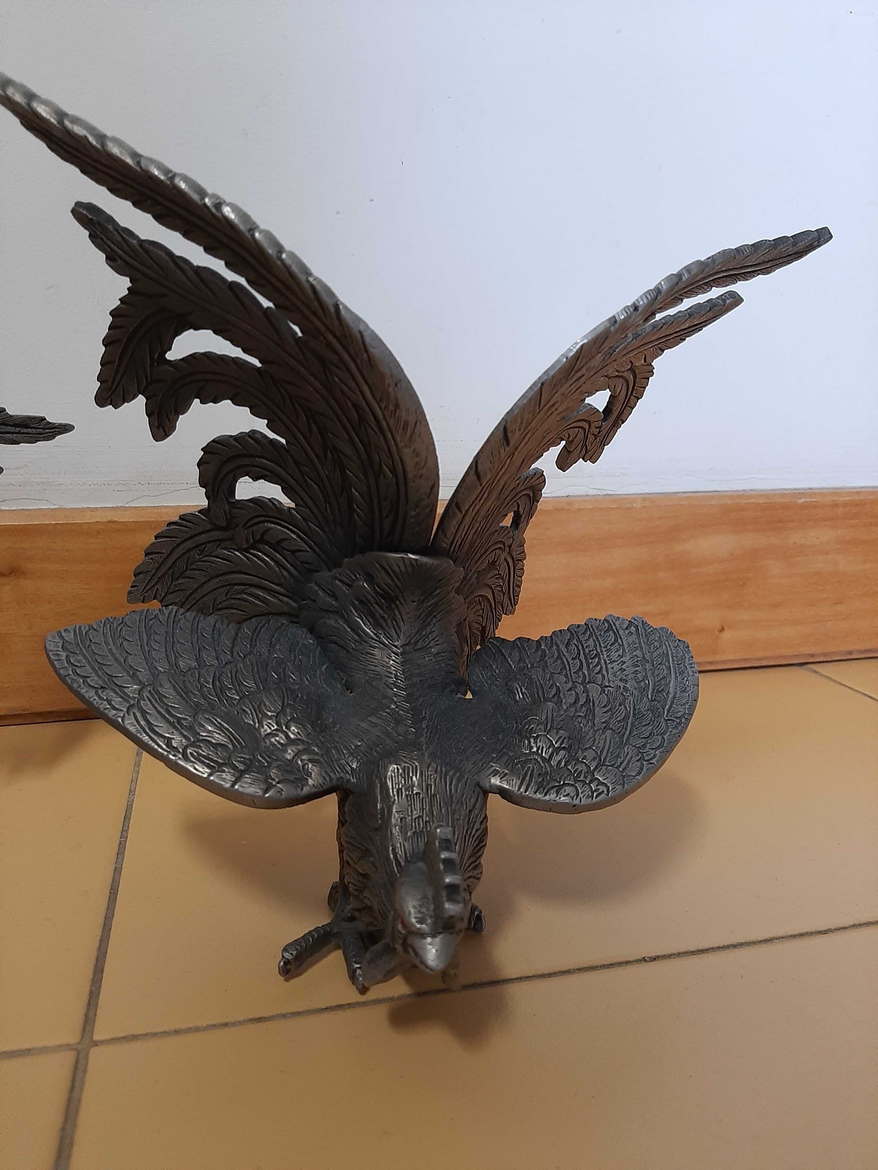Estatuetas em metal