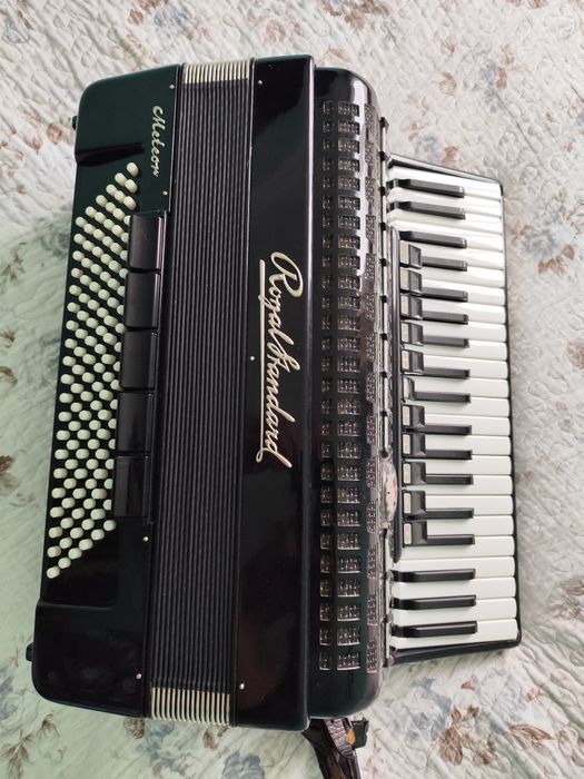 Продам акордеон Rojal standart 4/4