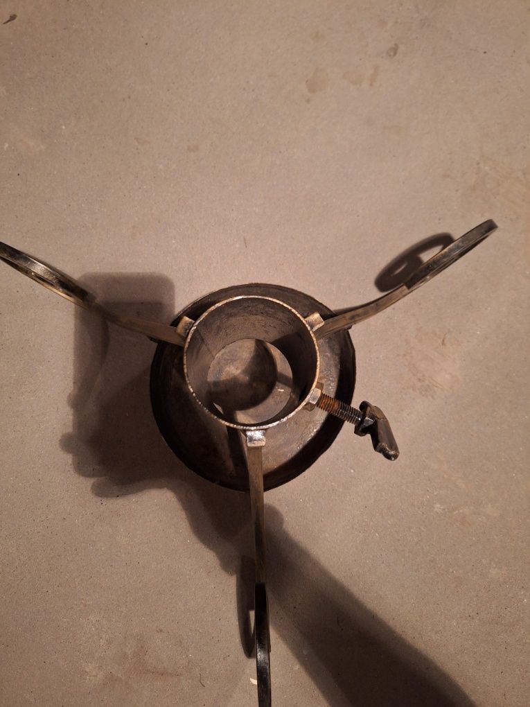 stojak uchwyt metalowy na choinkę z pojemnikiem na wodę