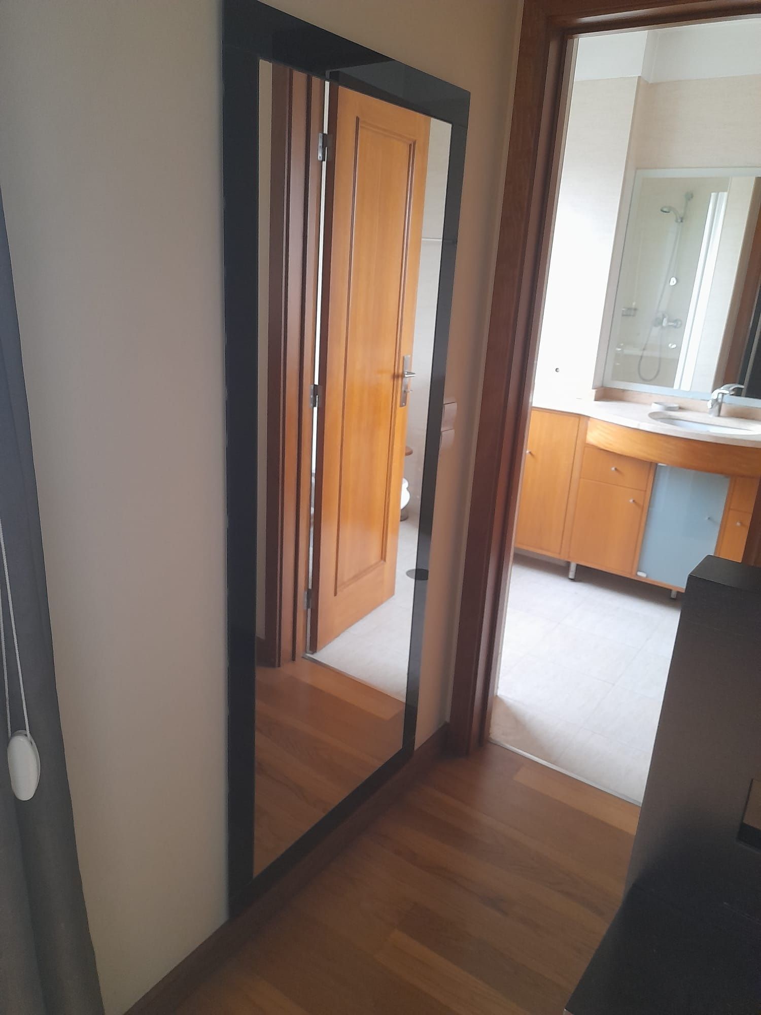 Quarto completo - cama, mesinhas, cómoda, espelho zona de maquilhagem