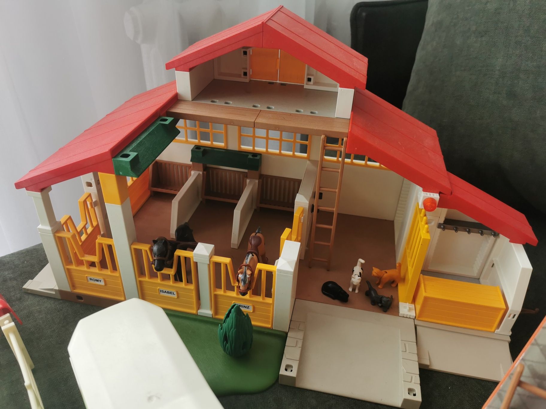Klocki Playmobil stadnina koni, szkółka dla koni, auto, boxy.