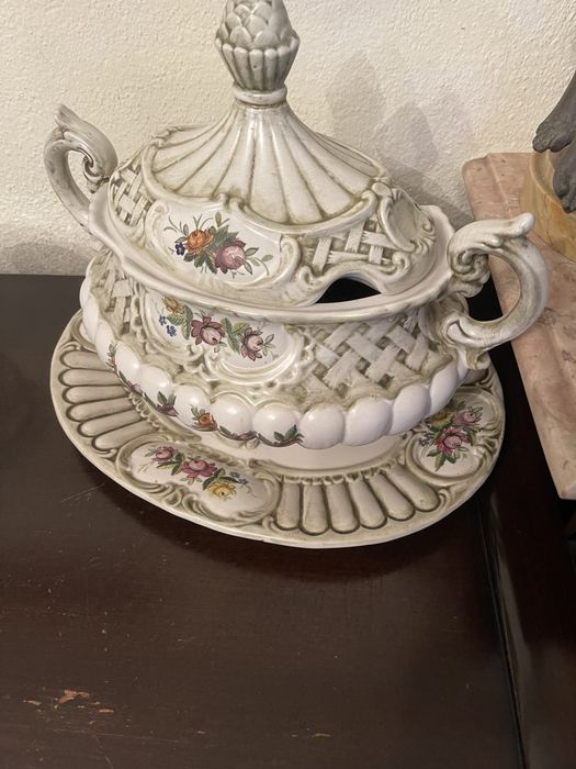 Terrina antiga em porcelana