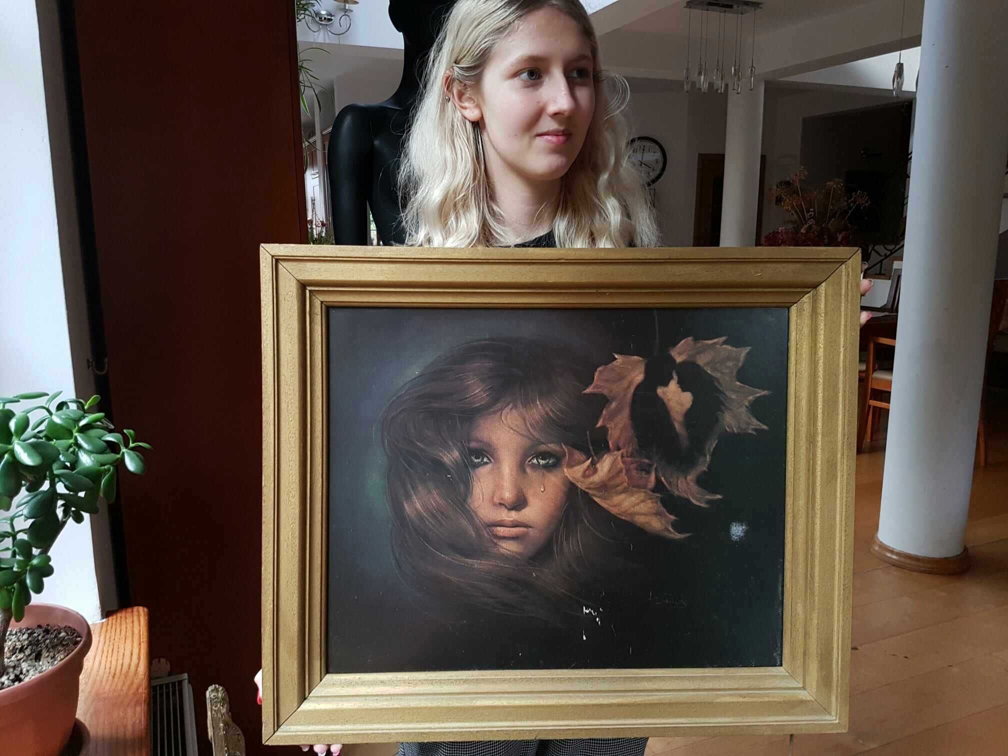 Obraz reprodukcja portret KOBIETA Z LIŚĆMI złota rama 61x51cm