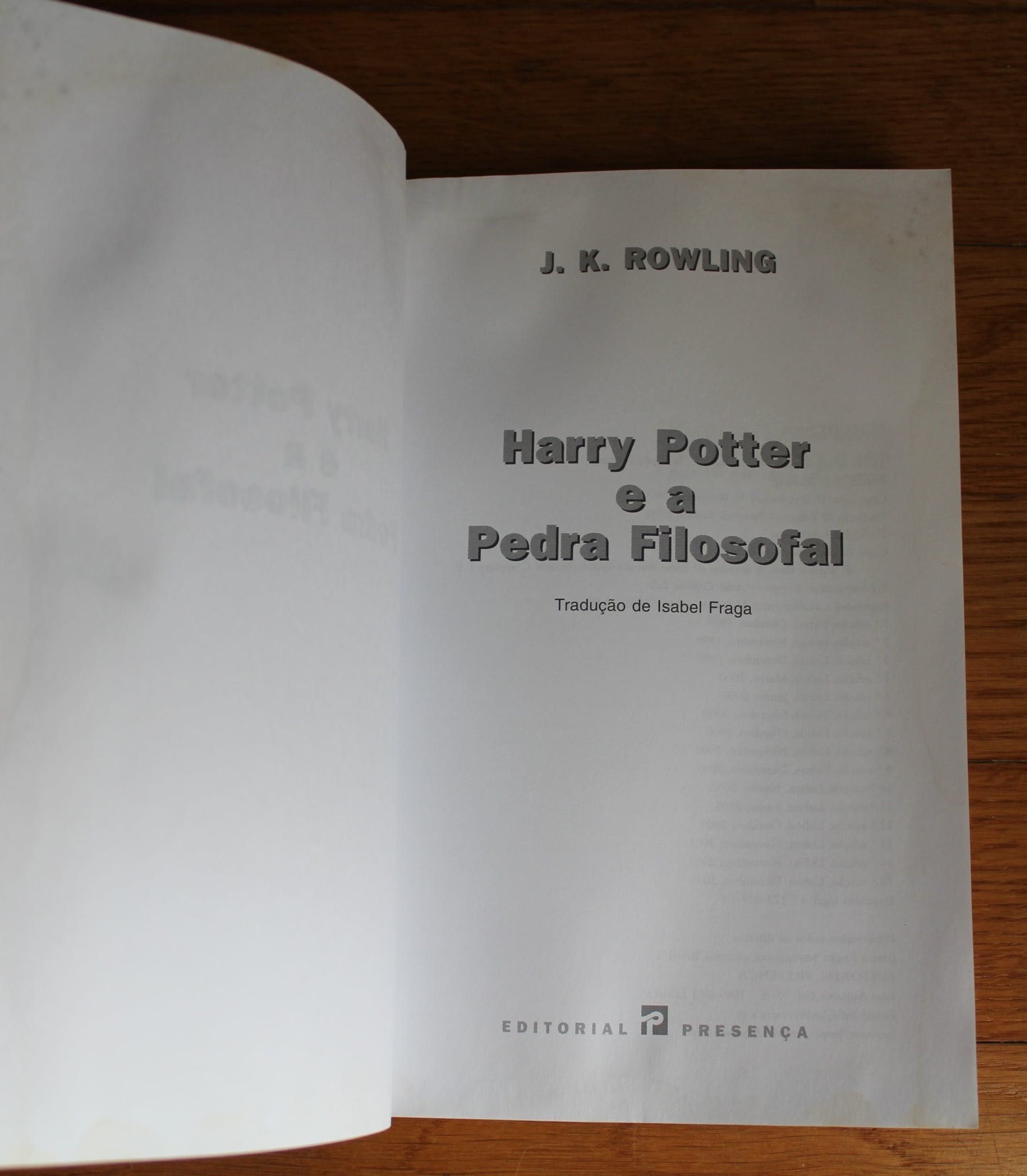 Livro "Harry Potter e a Pedra Filosofal", de J. K. Rowling