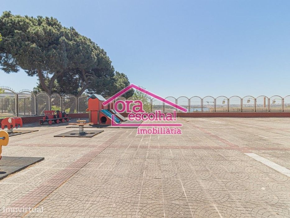 Colégio No Seixal C/ 698M2 Vista Rio, Excelente Oportunidade