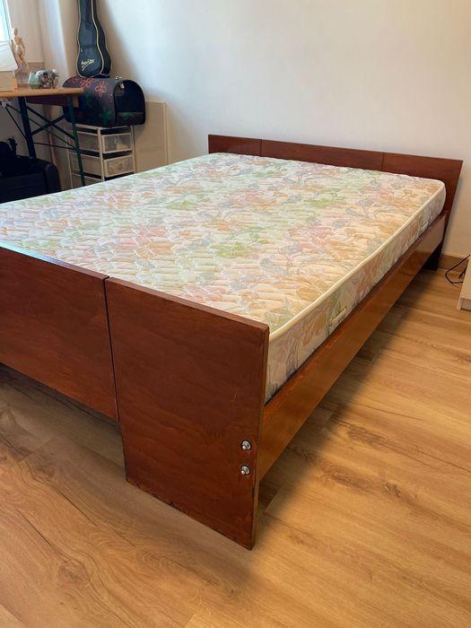 Cama casal praticamente nova