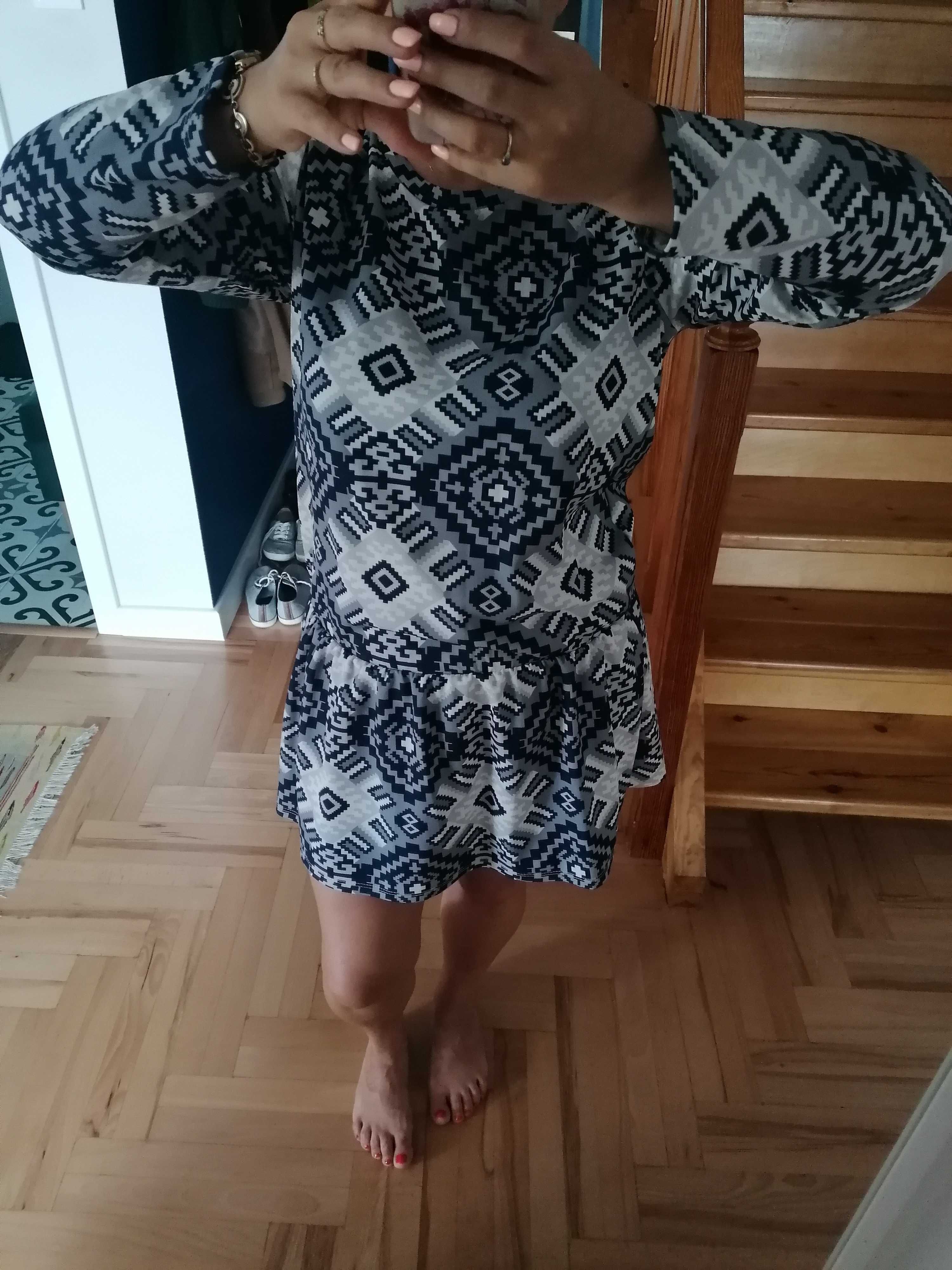 Sukienka prosta z falbanką r. M