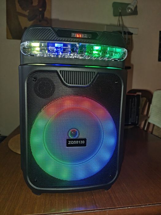 Продам портативну акустичну колонку з підсвічуванням.