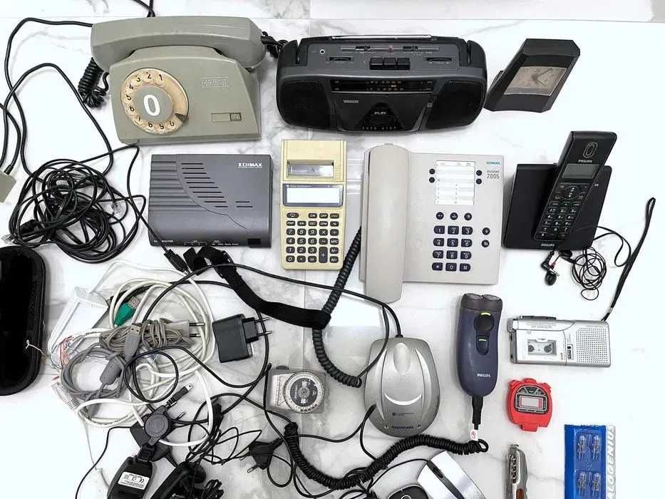 Dyktafon Telefon stacjonarny Kalkulator Magnetofon Radio Golarka