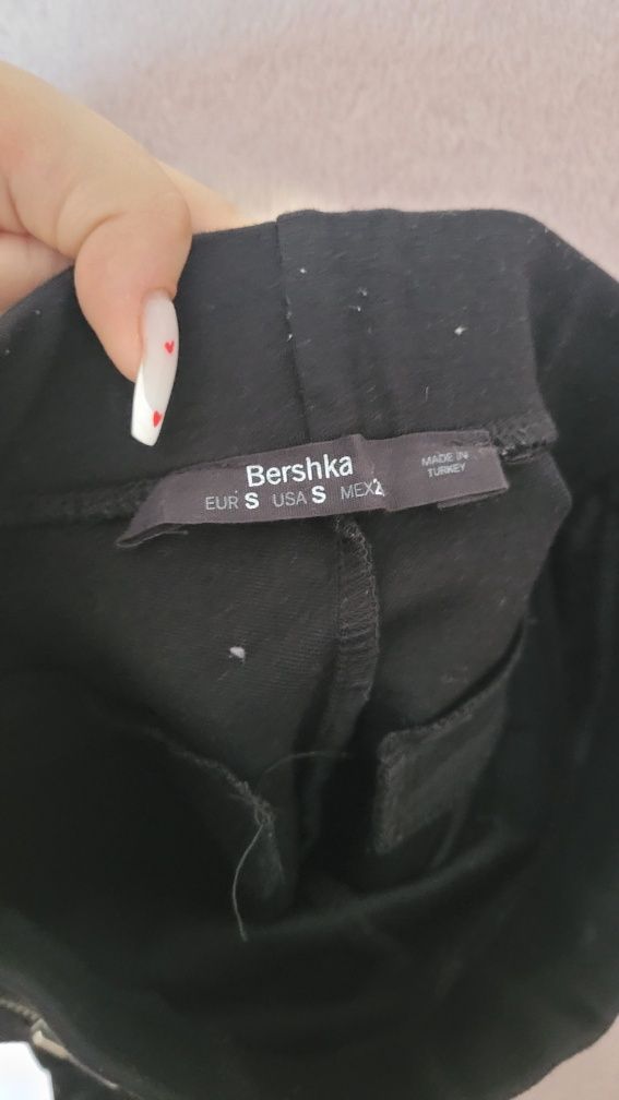 Czarne eleganckie spodnie ze wzorem w kwiatki