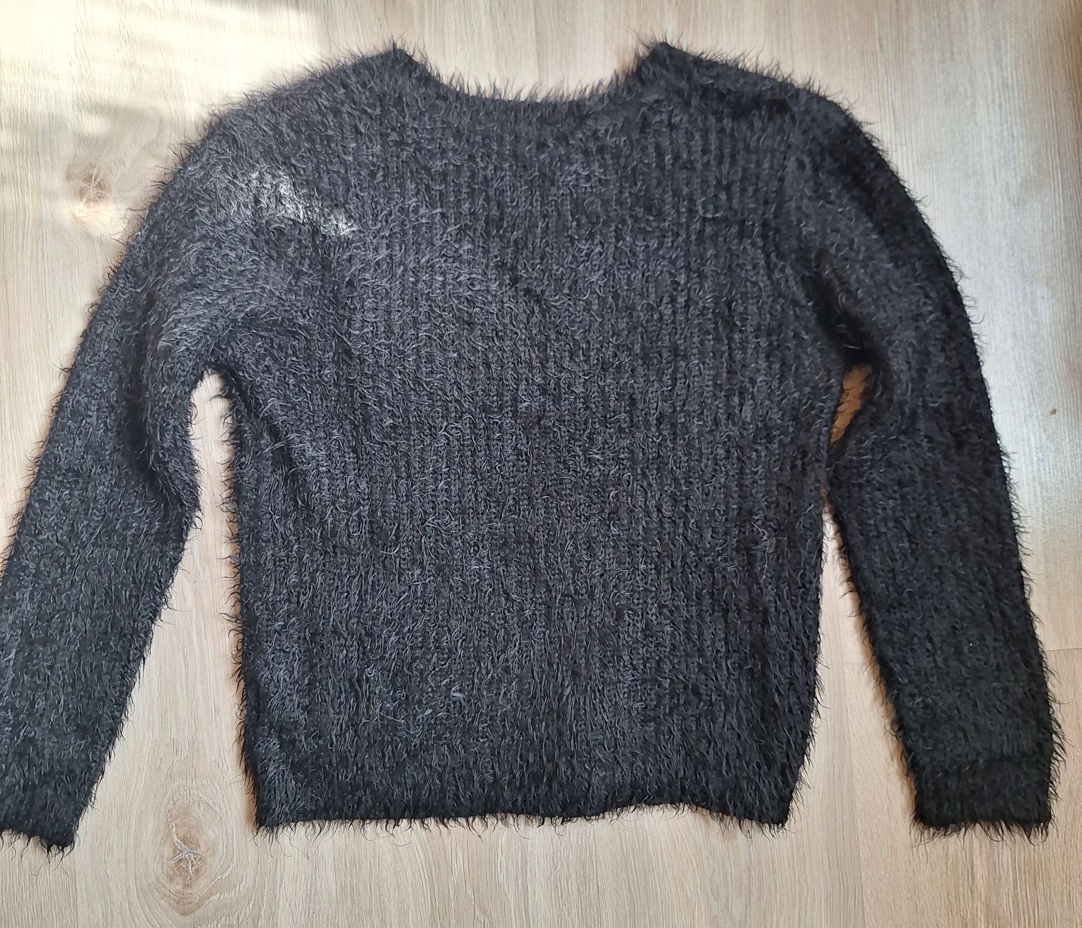 Czarny puchowy sweterek C&A