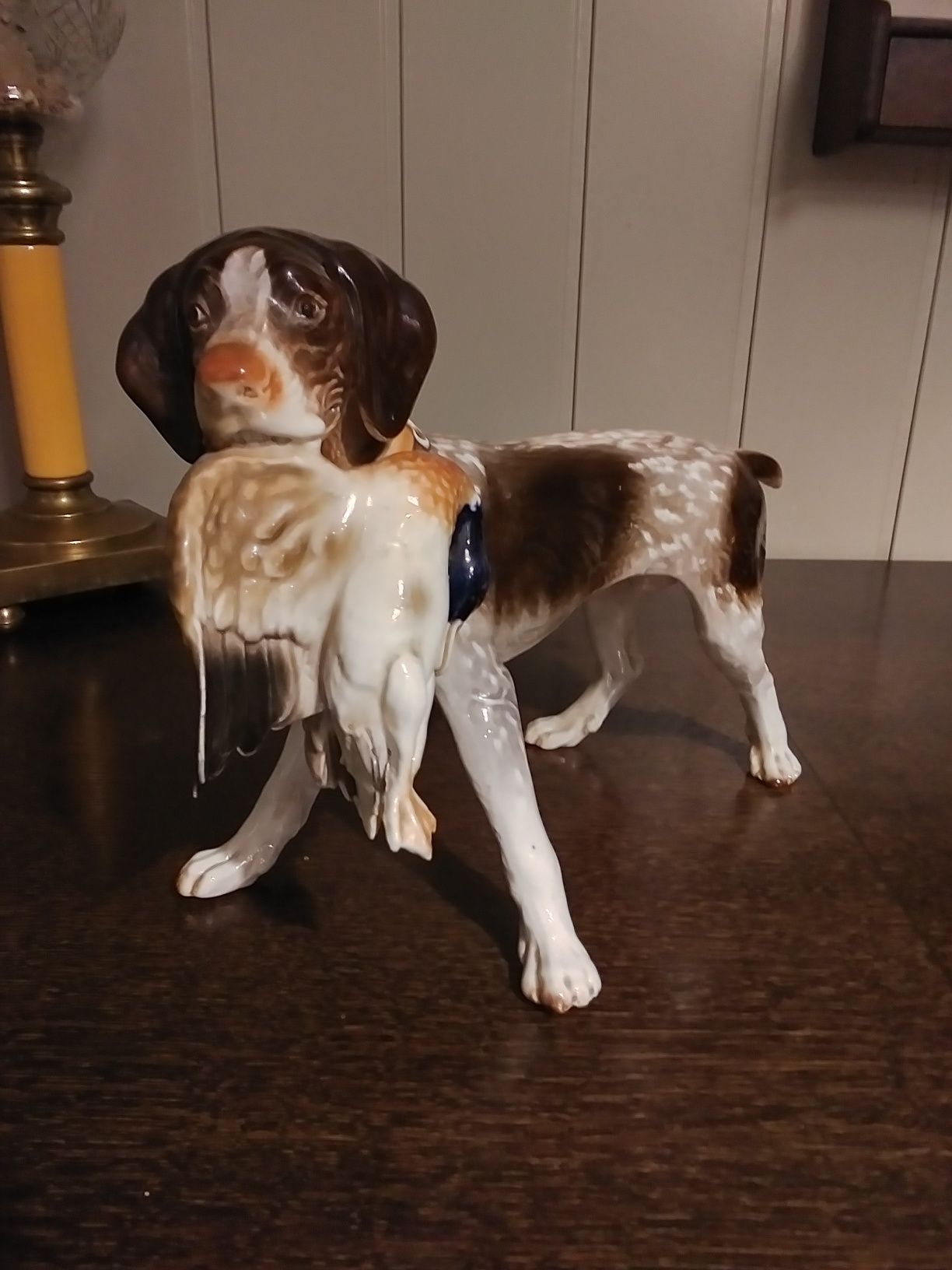 Figura Figurka psa myśliwskiego z kaczką Rumunia .