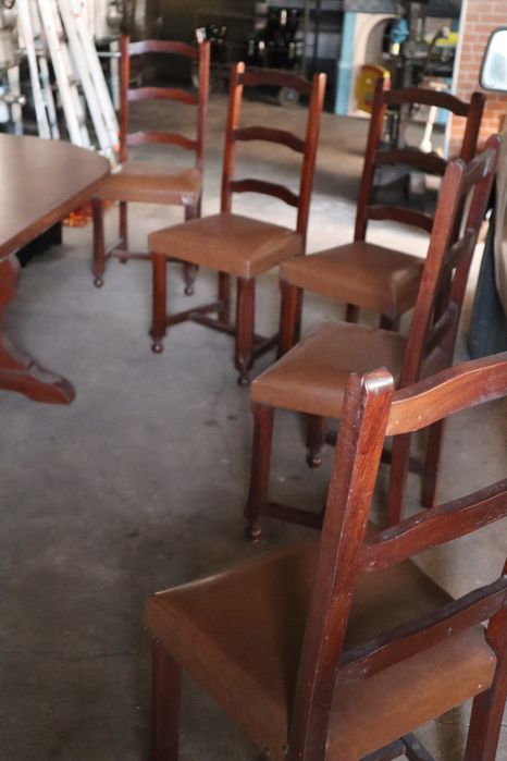 Mesa de madeira com 6 cadeiras