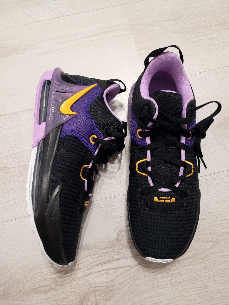 Кроссовки NIKE LEBRON Witness VII нові original