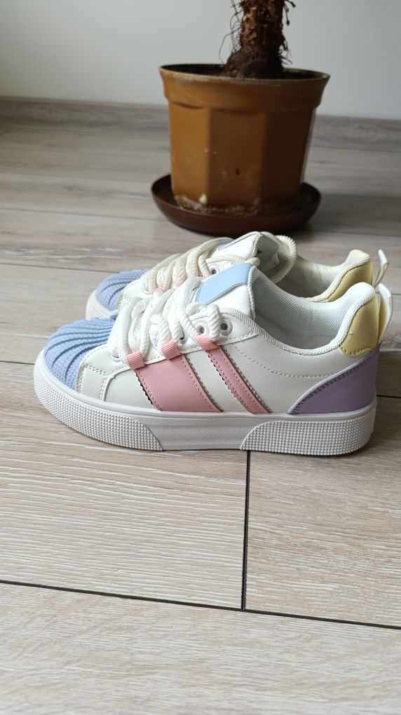 Adidasy kolorowe na grubszej podeszwie