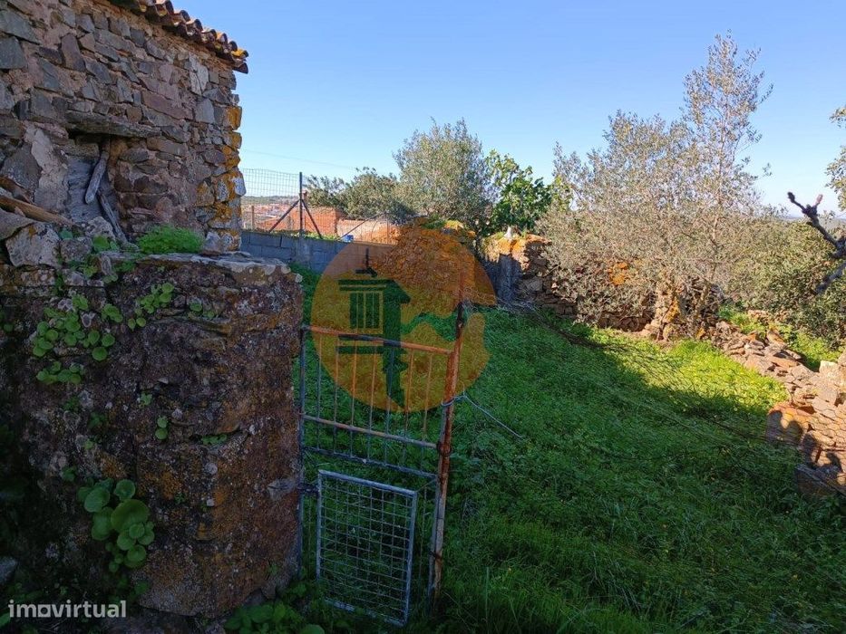 Moradia Em Pedra, Ruina Com Terreno De 230 M2 - Balurcos - Alcoutim...