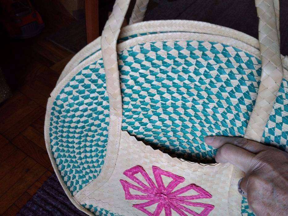 etno boho okrągła torba plażowa z plecionki słomkowo-turkusowa PRL